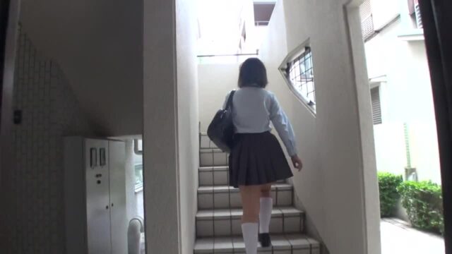 BUBB-124 You can see the difference between the stairs school girls white pants! I love white! Hen