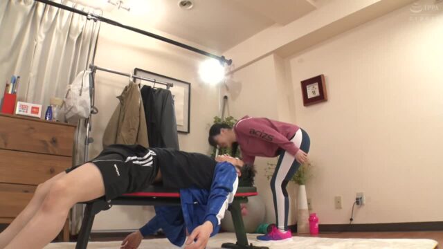 HUNTB-647 “My crotch is touching a bit…” A beautiful personal trainer with an outstanding style who gives zero-distance super close-up guidance! If you receive such instruction, you will get a full erection immediately! I also noticed an erection.